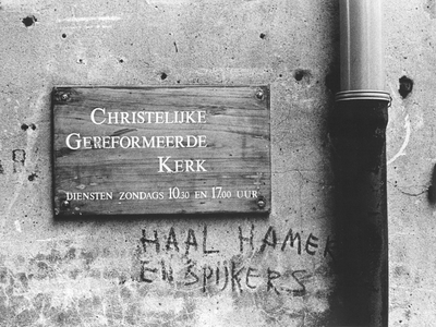 406952 Afbeelding van het bord Christelijke Gereformeerde Kerk aan een gebouw te Utrecht, met daaronder door iemand met ...